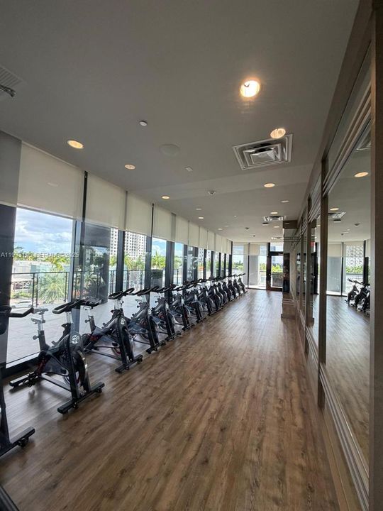 For Rent: $2,850 (1 beds, 1 baths, 698 Square Feet)