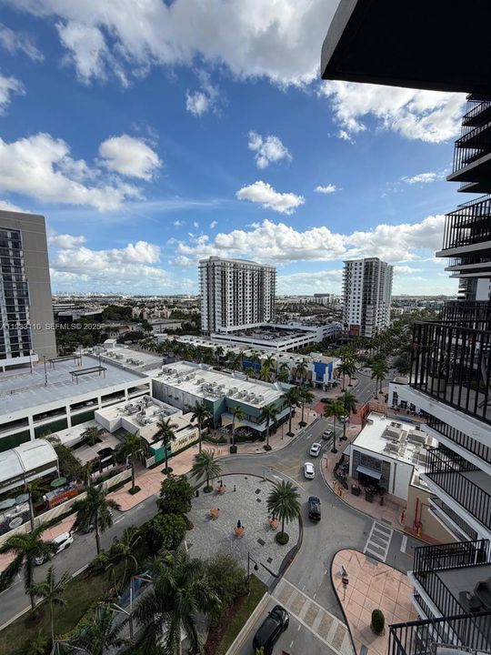 For Rent: $2,850 (1 beds, 1 baths, 698 Square Feet)