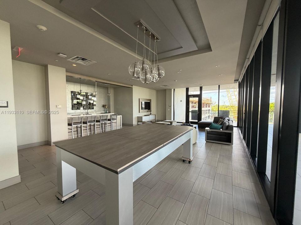 For Rent: $2,850 (1 beds, 1 baths, 698 Square Feet)