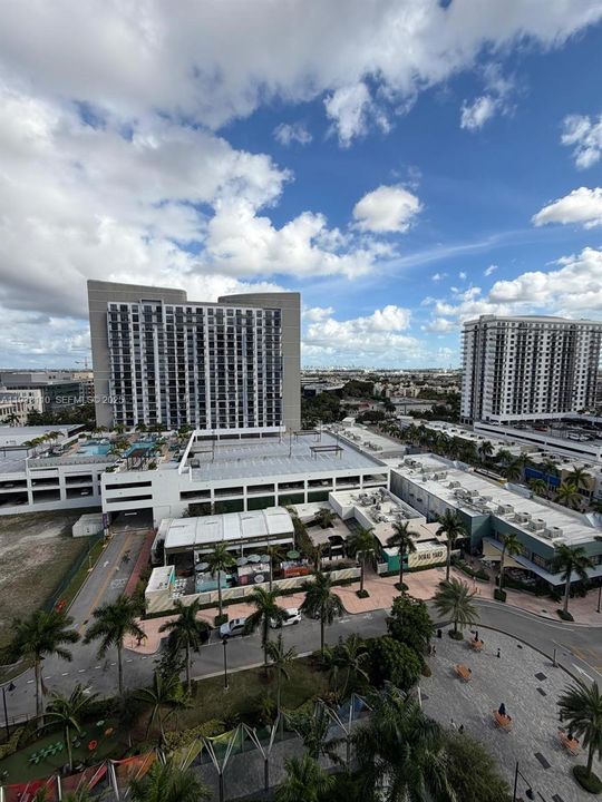 For Rent: $2,850 (1 beds, 1 baths, 698 Square Feet)