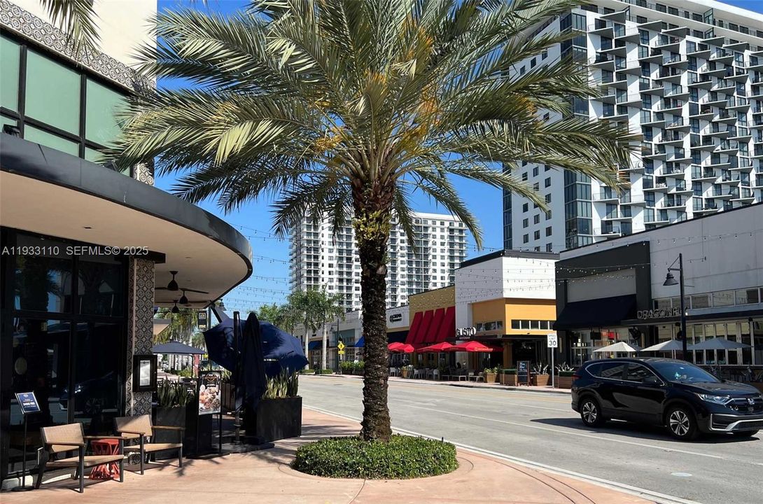 For Rent: $2,850 (1 beds, 1 baths, 698 Square Feet)