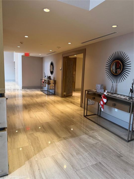 For Rent: $2,850 (1 beds, 1 baths, 698 Square Feet)