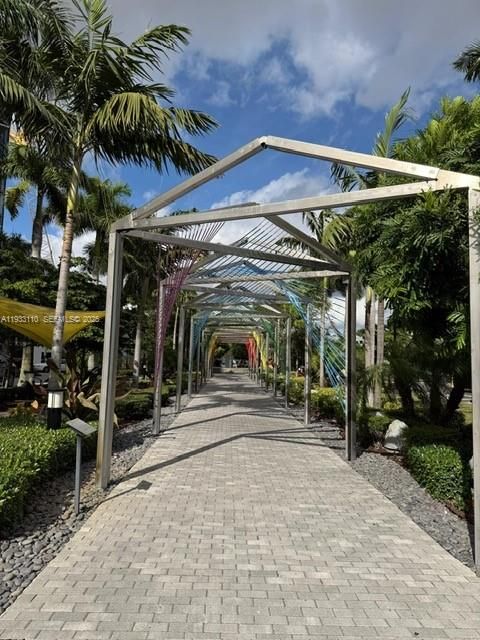 For Rent: $2,850 (1 beds, 1 baths, 698 Square Feet)