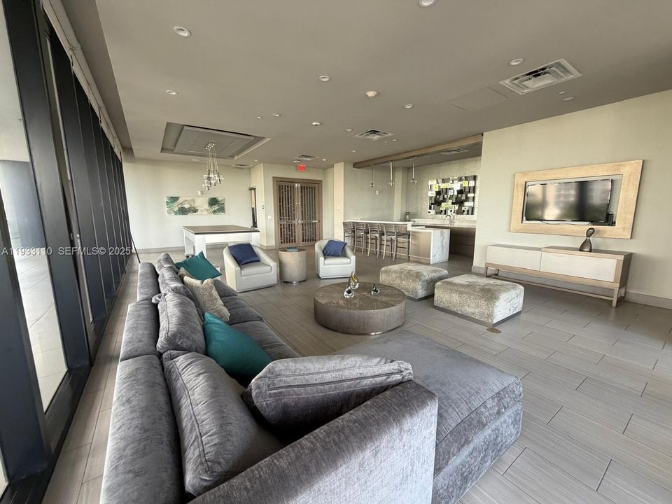 For Rent: $2,850 (1 beds, 1 baths, 698 Square Feet)