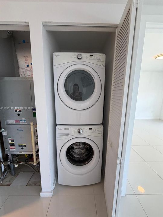 For Rent: $2,850 (1 beds, 1 baths, 698 Square Feet)