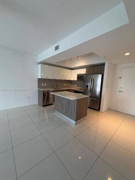 For Rent: $2,850 (1 beds, 1 baths, 698 Square Feet)