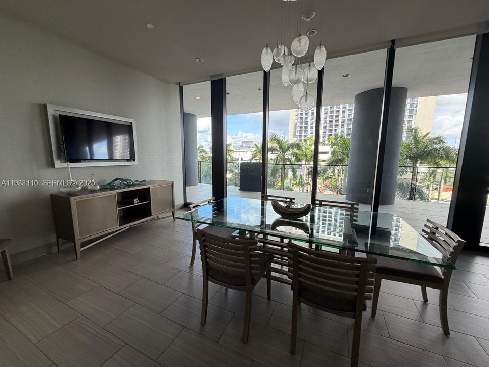 For Rent: $2,850 (1 beds, 1 baths, 698 Square Feet)