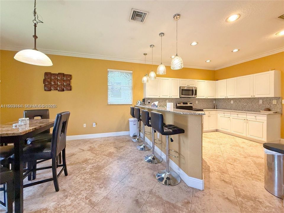 На продажу: $575,000 (4 спален, 2 ванн, 1882 Квадратных фут)