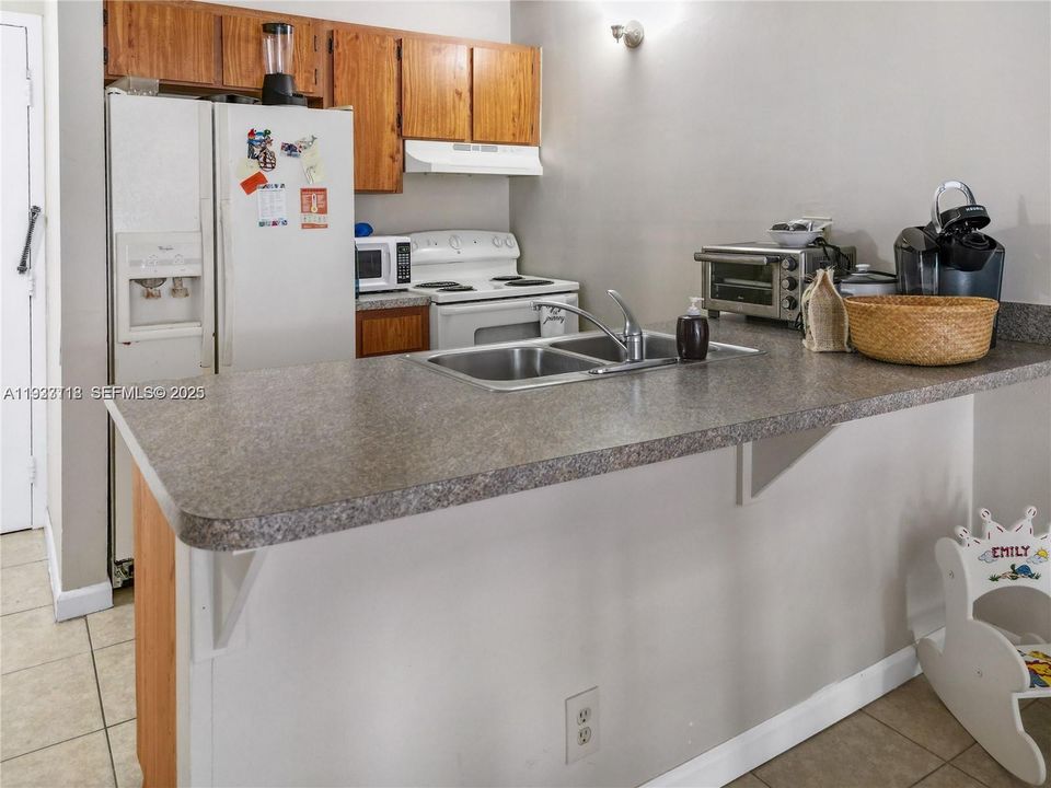 For Sale: $149,000 (1 beds, 1 baths, 619 Square Feet)