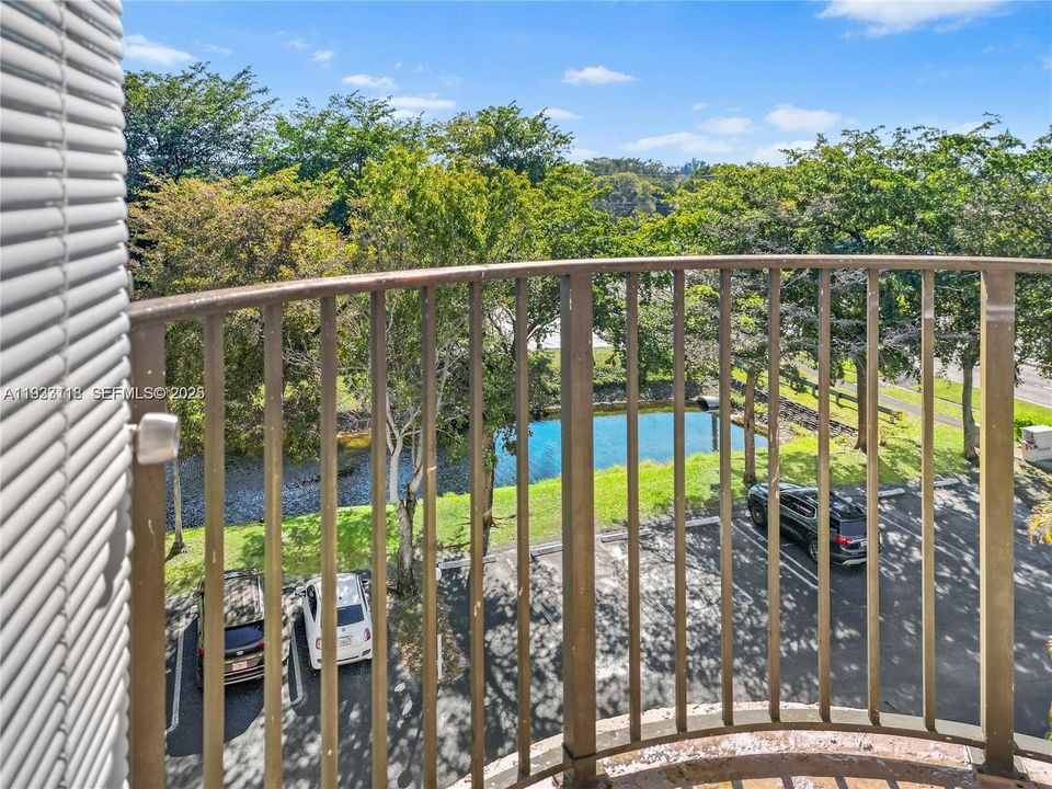 For Sale: $149,000 (1 beds, 1 baths, 619 Square Feet)