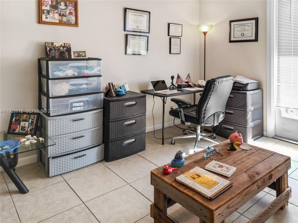 For Sale: $149,000 (1 beds, 1 baths, 619 Square Feet)