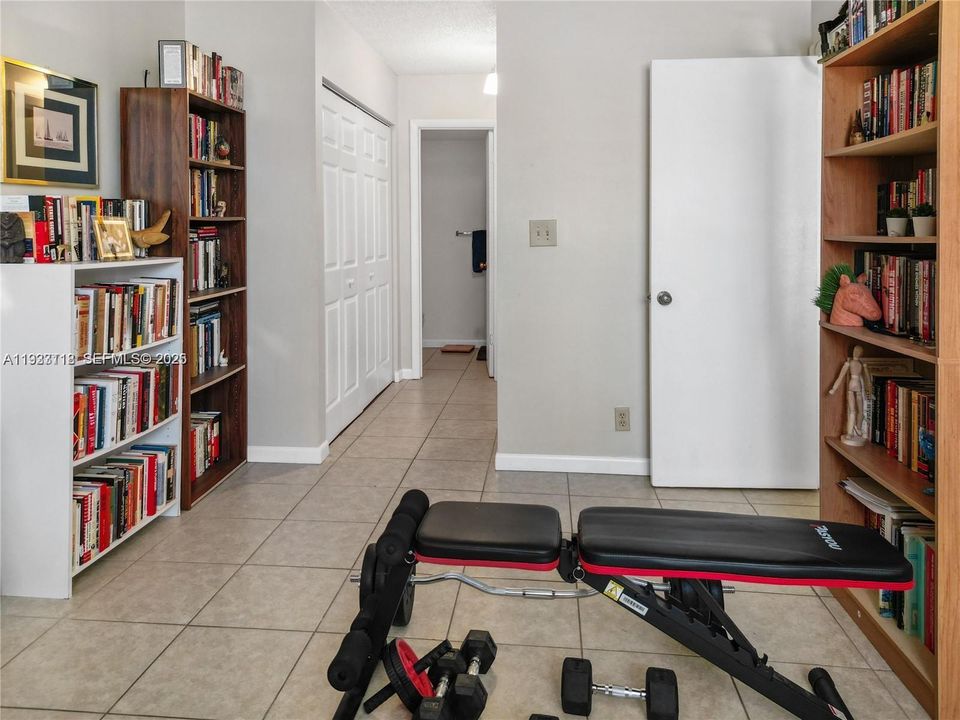 For Sale: $149,000 (1 beds, 1 baths, 619 Square Feet)