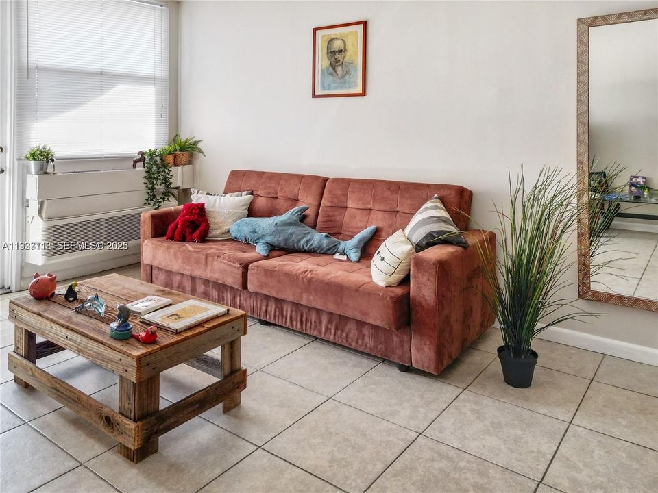 For Sale: $149,000 (1 beds, 1 baths, 619 Square Feet)