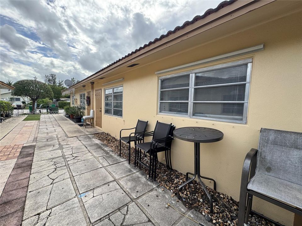 For Rent: $1,900 (2 beds, 1 baths, 3195 Square Feet)