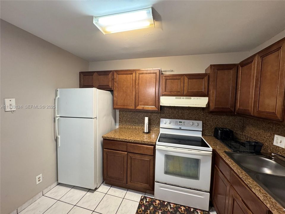 For Rent: $1,900 (2 beds, 1 baths, 3195 Square Feet)