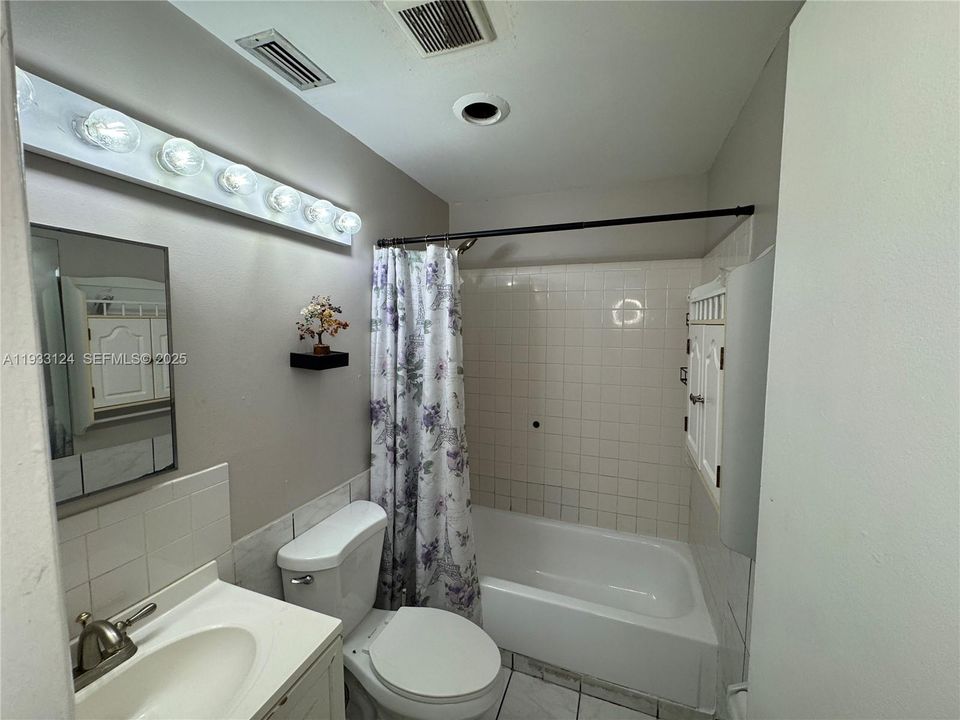 For Rent: $1,900 (2 beds, 1 baths, 3195 Square Feet)