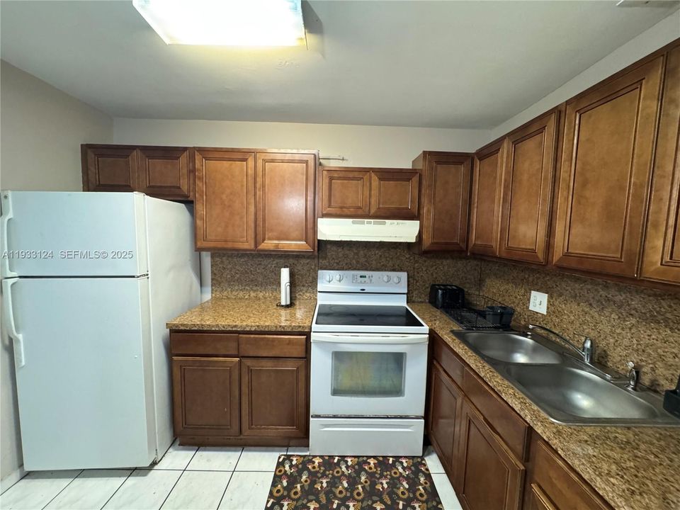 For Rent: $1,900 (2 beds, 1 baths, 3195 Square Feet)