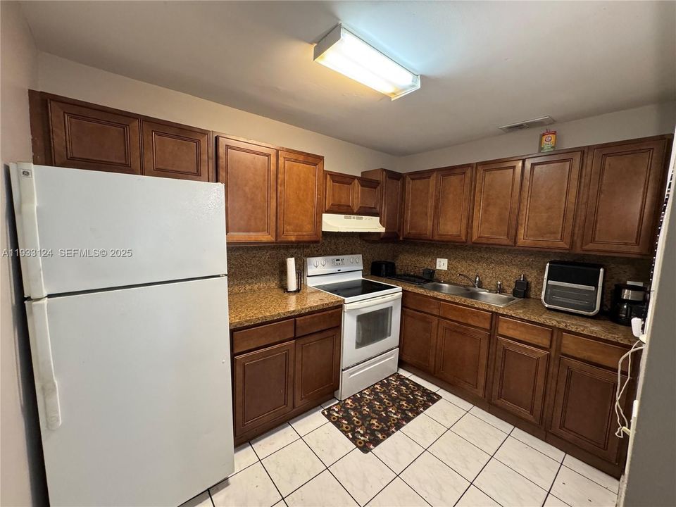 For Rent: $1,900 (2 beds, 1 baths, 3195 Square Feet)