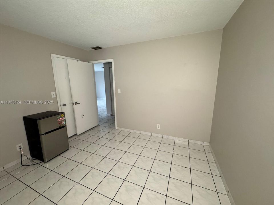 For Rent: $1,900 (2 beds, 1 baths, 3195 Square Feet)