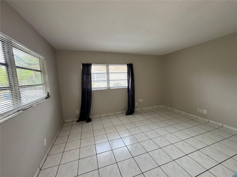 For Rent: $1,900 (2 beds, 1 baths, 3195 Square Feet)