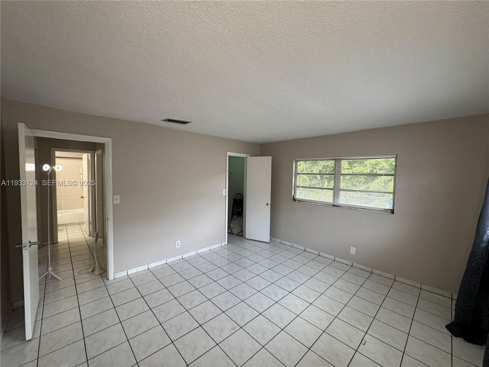 For Rent: $1,900 (2 beds, 1 baths, 3195 Square Feet)