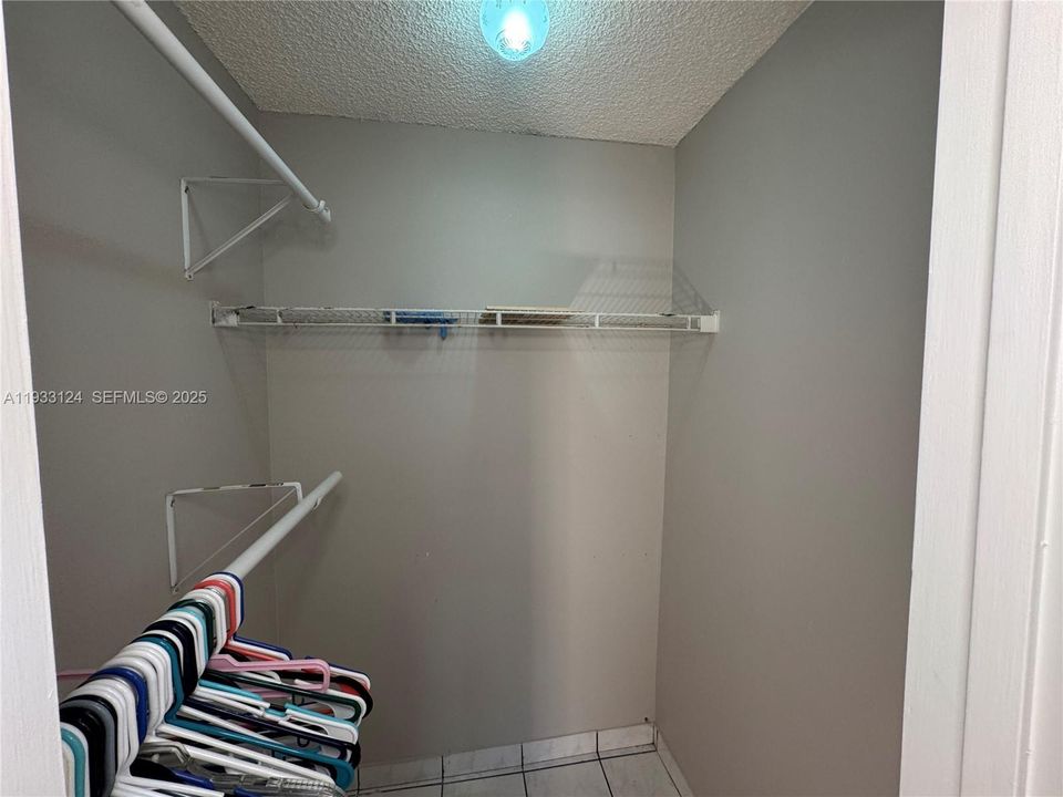 For Rent: $1,900 (2 beds, 1 baths, 3195 Square Feet)