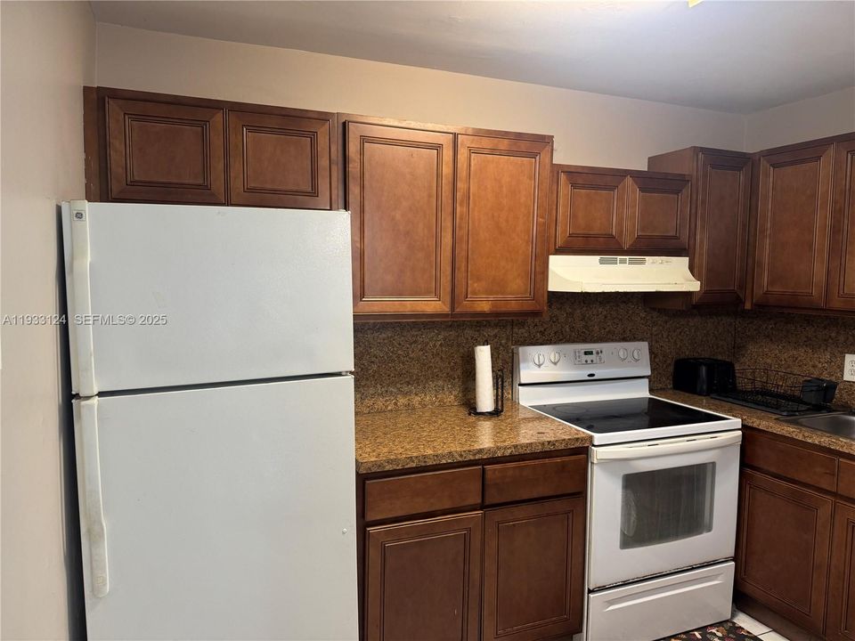 For Rent: $1,900 (2 beds, 1 baths, 3195 Square Feet)