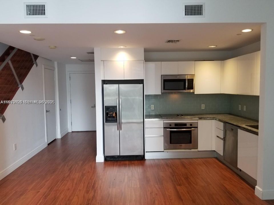 出租: $3,400 (1 贝兹, 1 浴室, 1066 平方英尺)