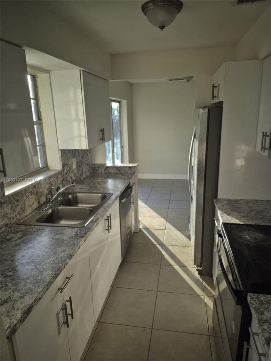 В аренду: $2,700 (3 спален, 2 ванн, 1200 Квадратных фут)