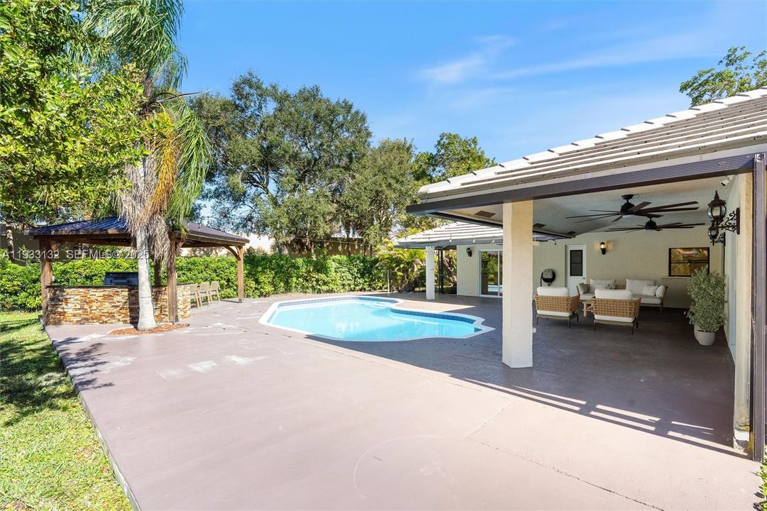 For Sale: $748,900 (4 beds, 2 baths, 1948 Square Feet)