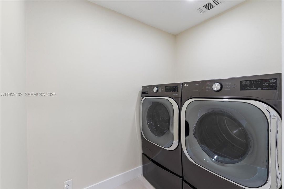 For Sale: $748,900 (4 beds, 2 baths, 1948 Square Feet)