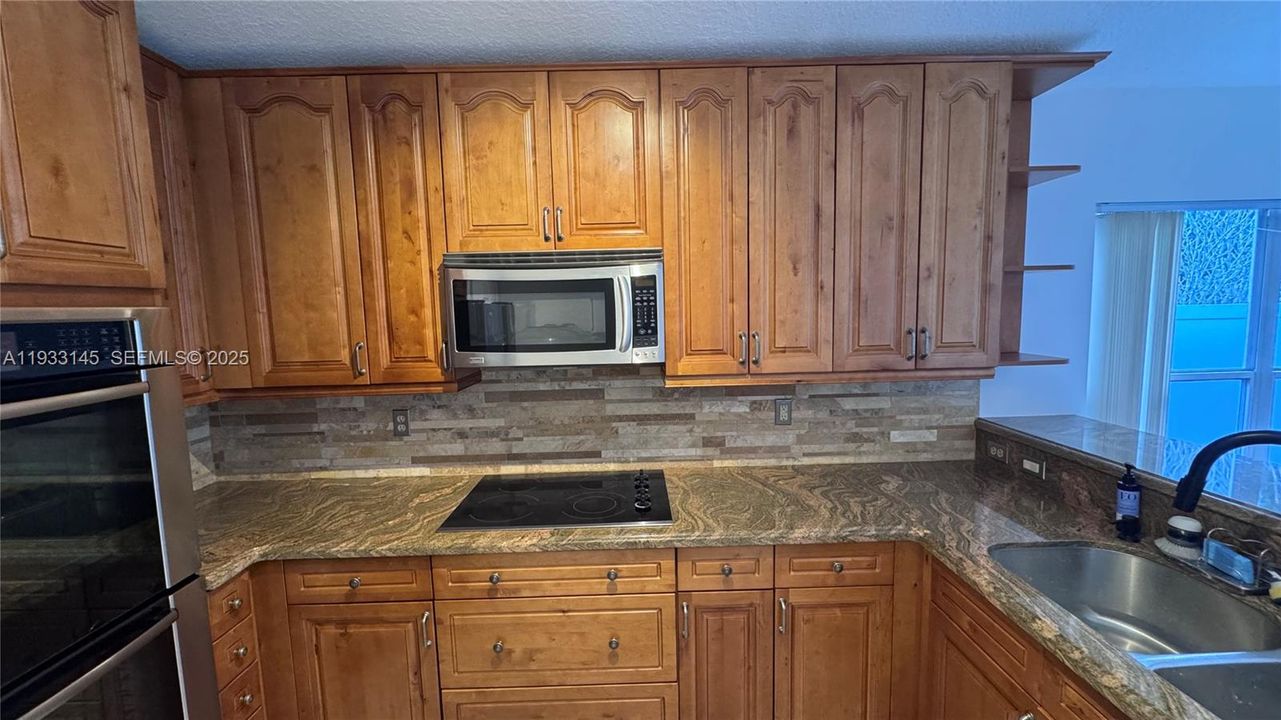 На продажу: $739,990 (3 спален, 2 ванн, 2098 Квадратных фут)