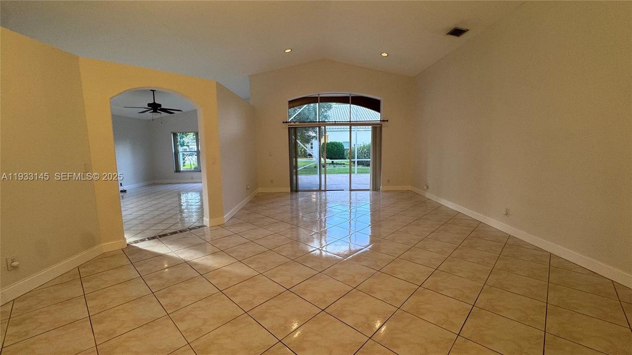 На продажу: $739,990 (3 спален, 2 ванн, 2098 Квадратных фут)