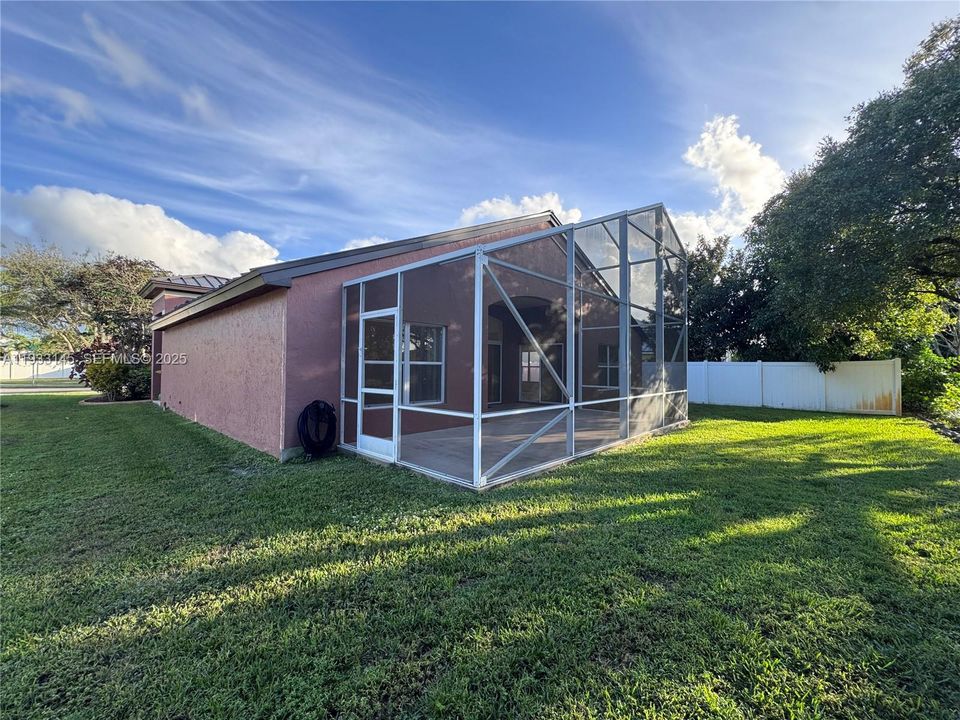 На продажу: $739,990 (3 спален, 2 ванн, 2098 Квадратных фут)