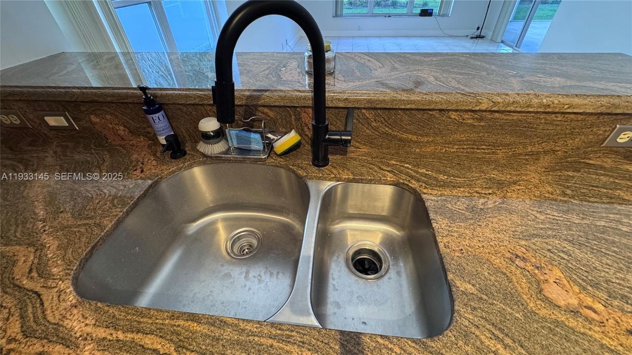 На продажу: $739,990 (3 спален, 2 ванн, 2098 Квадратных фут)