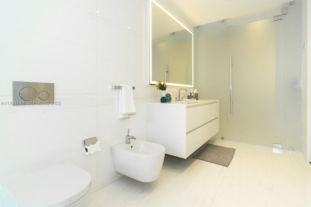 For Sale: $6,950,000 (5 beds, 5 baths, 3560 Square Feet)