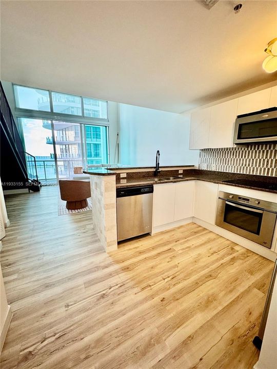 出租: $5,000 (1 贝兹, 1 浴室, 824 平方英尺)