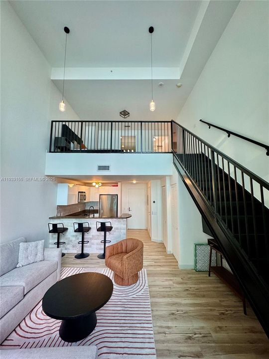 出租: $5,000 (1 贝兹, 1 浴室, 824 平方英尺)