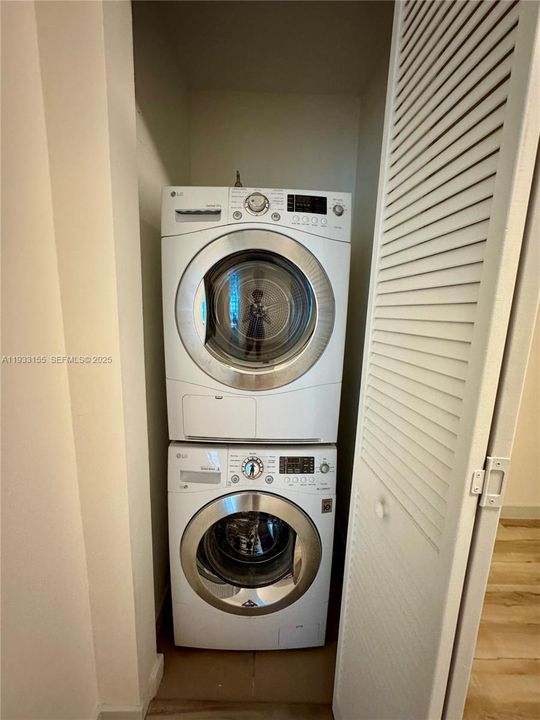 出租: $5,000 (1 贝兹, 1 浴室, 824 平方英尺)