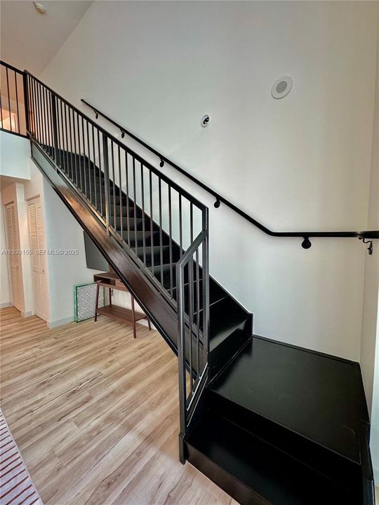 出租: $5,000 (1 贝兹, 1 浴室, 824 平方英尺)