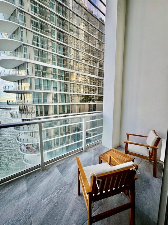 出租: $5,000 (1 贝兹, 1 浴室, 824 平方英尺)