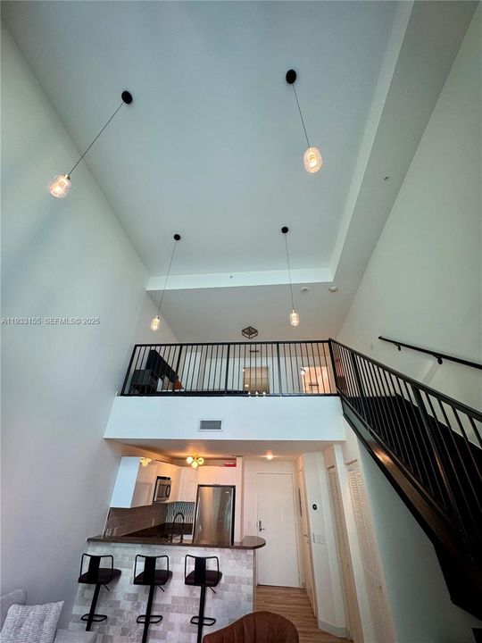 出租: $5,000 (1 贝兹, 1 浴室, 824 平方英尺)