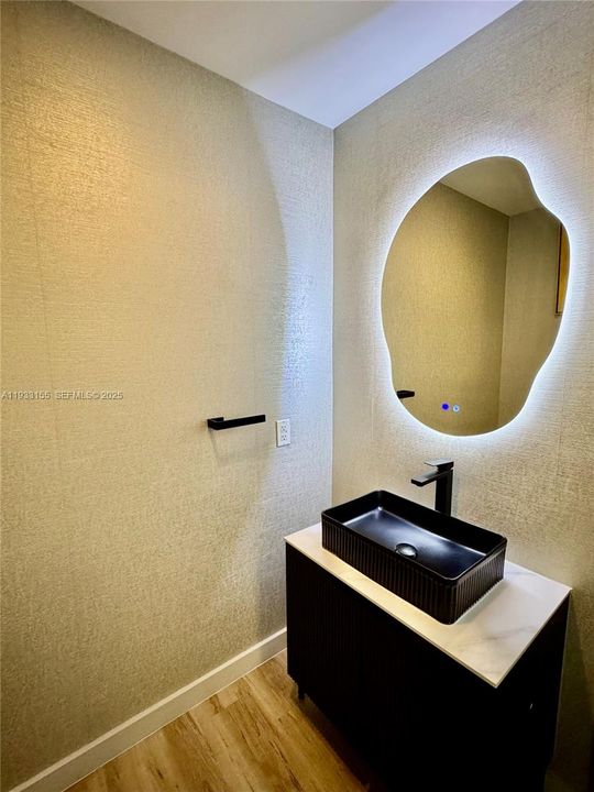 出租: $5,000 (1 贝兹, 1 浴室, 824 平方英尺)