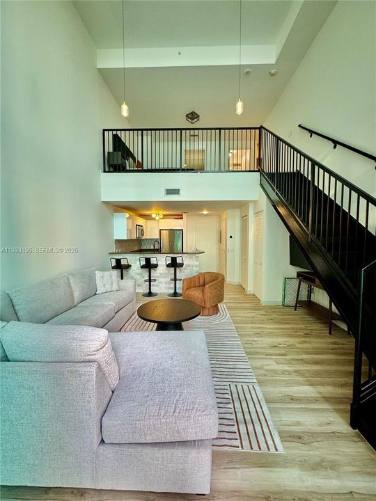 出租: $5,000 (1 贝兹, 1 浴室, 824 平方英尺)