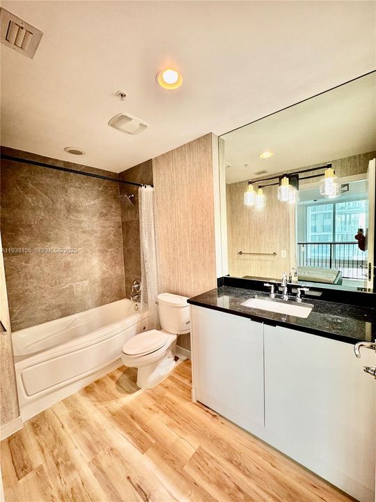 出租: $5,000 (1 贝兹, 1 浴室, 824 平方英尺)