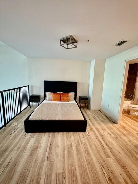 出租: $5,000 (1 贝兹, 1 浴室, 824 平方英尺)