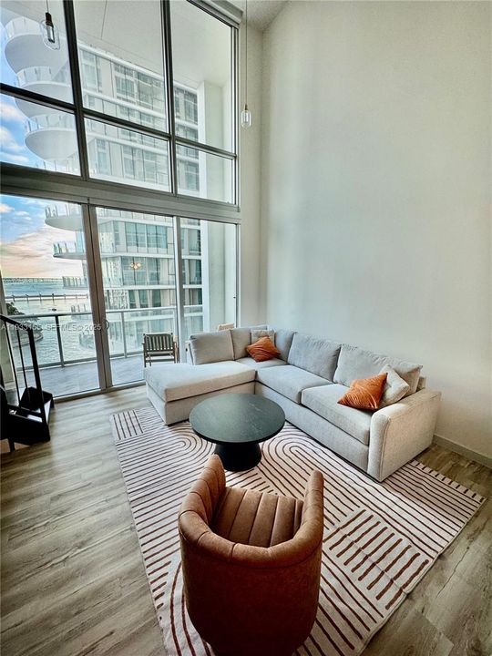 出租: $5,000 (1 贝兹, 1 浴室, 824 平方英尺)