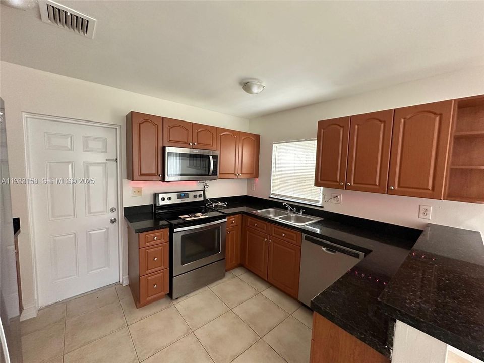 For Rent: $2,600 (3 beds, 2 baths, 1520 Square Feet)