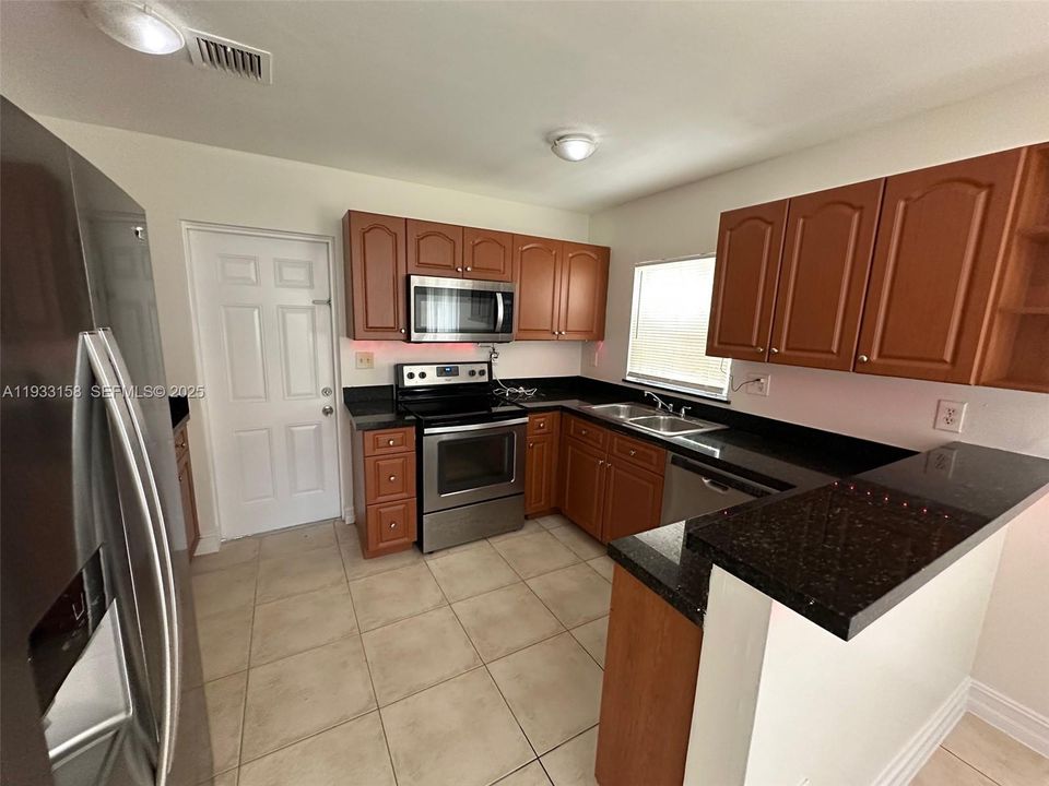 For Rent: $2,600 (3 beds, 2 baths, 1520 Square Feet)