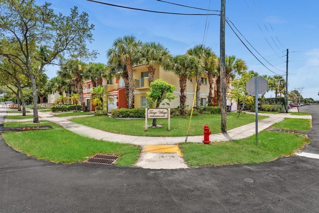 For Rent: $2,600 (3 beds, 2 baths, 1520 Square Feet)